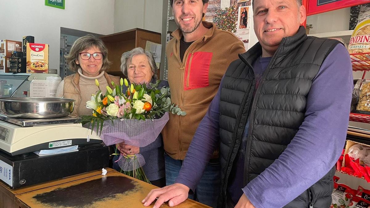 Na Joana de Can Tòfol y sus dos hijos posan con el alcalde Tomeu Mulet, que le entregó un ramo de flores.