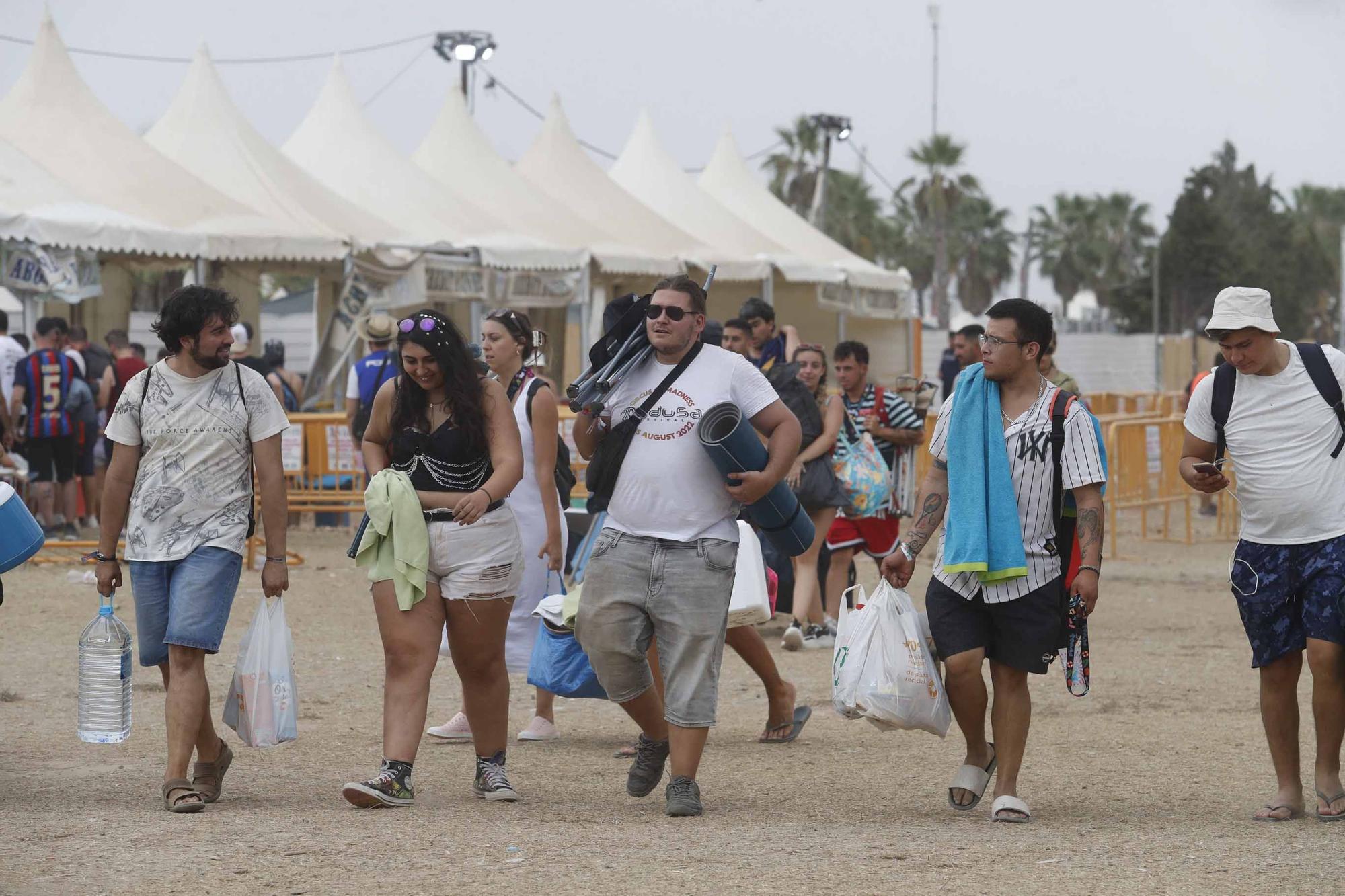 Los acampados en el Medusa comienzan a abandonar Cullera