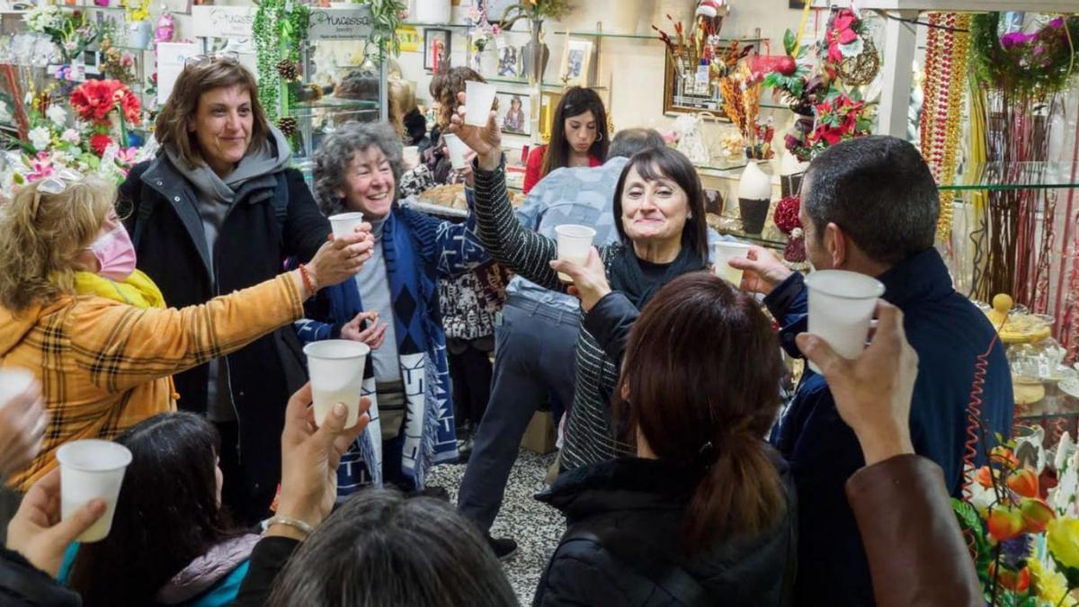 Maribel Blaya, al mig de la imatge, en el comiat de la botiga amb comerciants del barri | ARXIU PARTICULAR