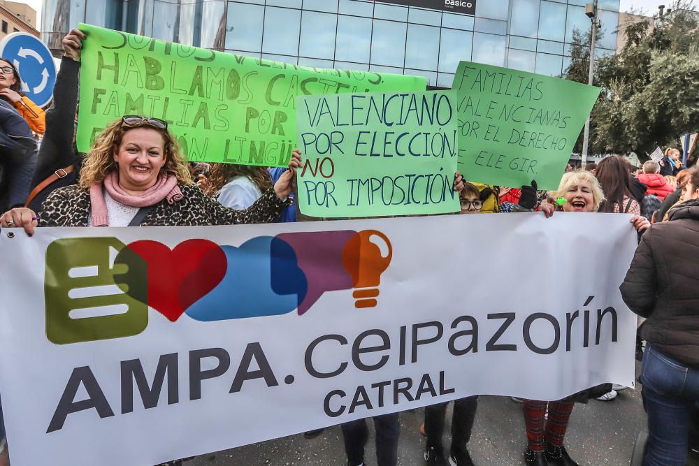 Veinte mil personas reclamaron ayer en las calles de Orihuela la derogación de la ley de Plurilingüismo