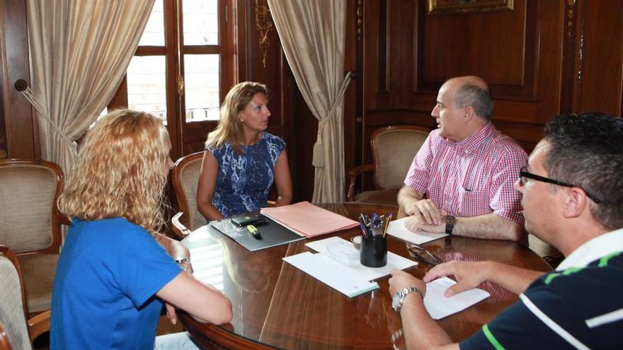 Los representantes vecinales mantuvieron un primer encuentro con la alcaldesa.