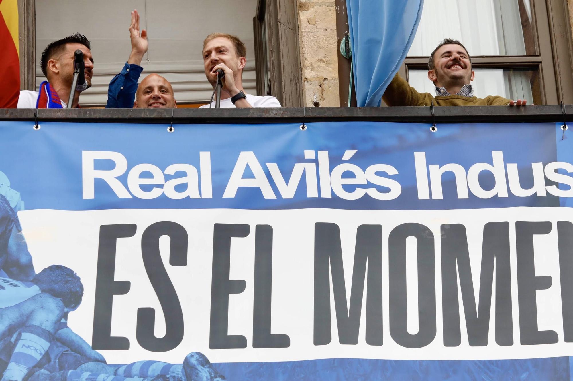 EN IMÁGENES: Así fue el recibimiento de los jugadores del Real Avilés en el Ayuntamiento