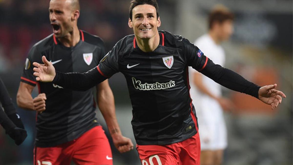 Aritz Aduriz celebra uno de sus goles en el 'hat trick' del Rayo - Athletic Club