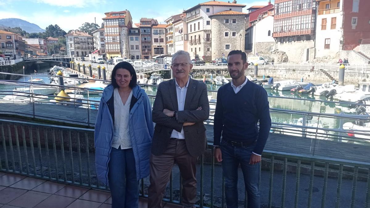 Por la izquierda, Laura Inguanzo, Antonio Trevín y Esteban Amieva en la capital llanisca.