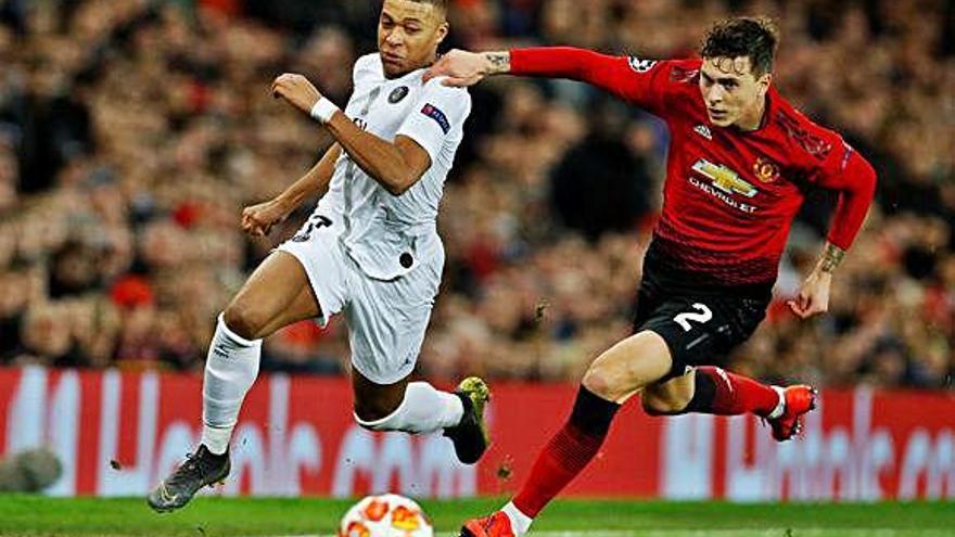 El jugador del Manchester United Lindelof intenta aturar Mbappe