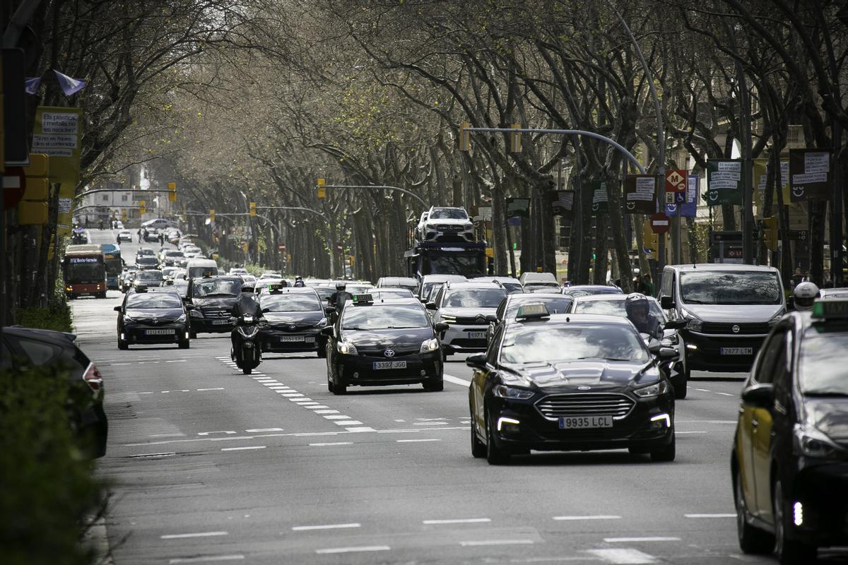 Tallada la circulació al lateral de la Gran Via per obres al carril bici