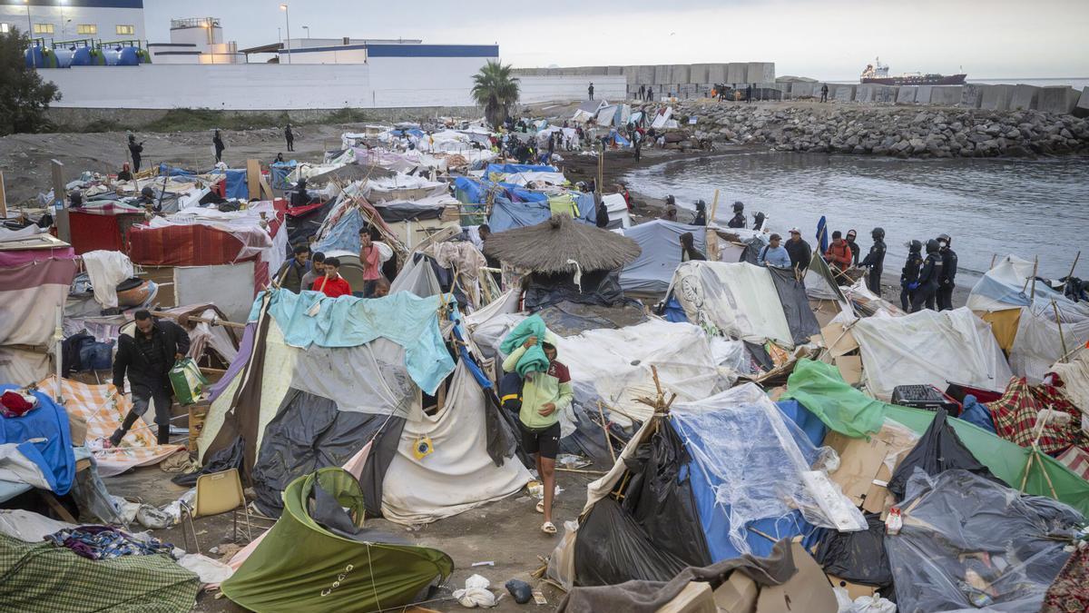 Una imagen del desalojo de los migrantes de la playa Benítez.