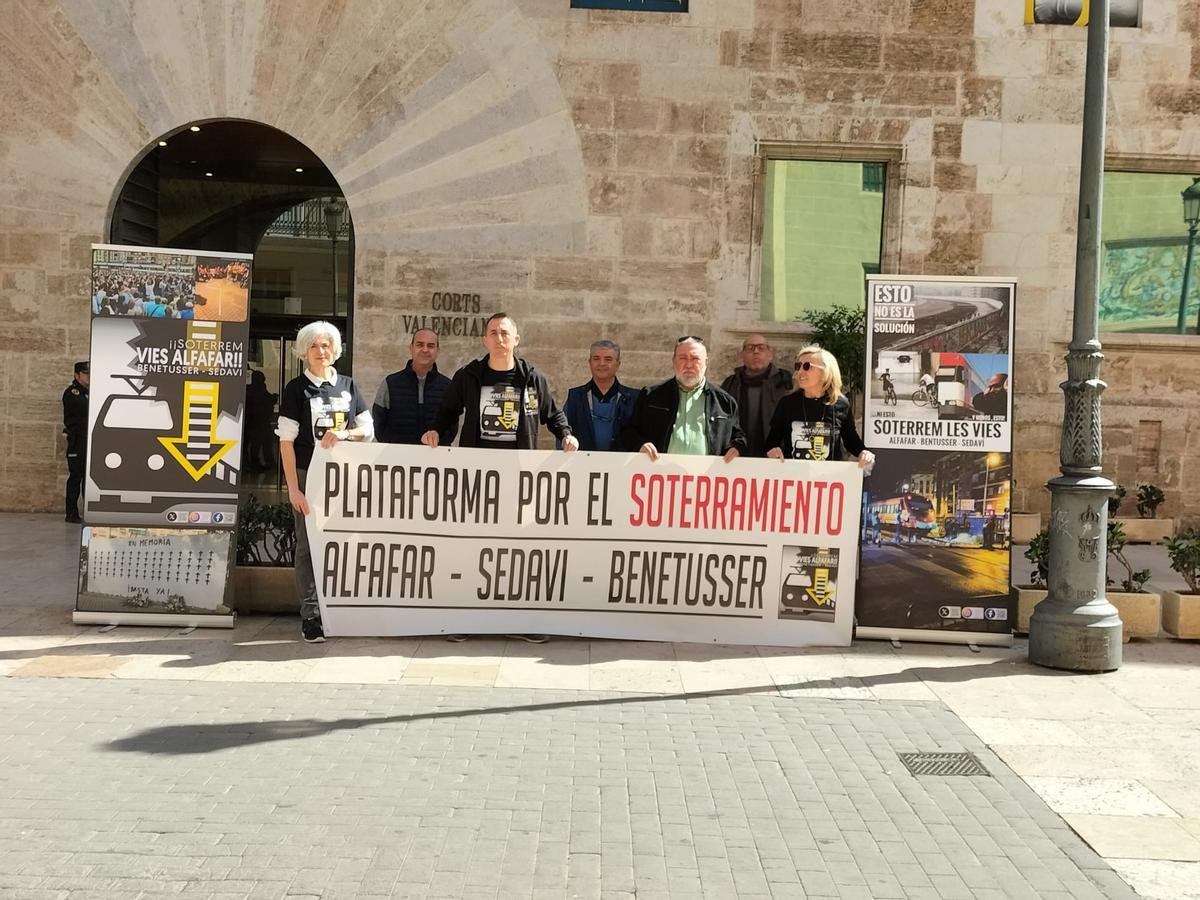 Protesta de la plataforma vecinal a favor del soterramiento en Alfafar.