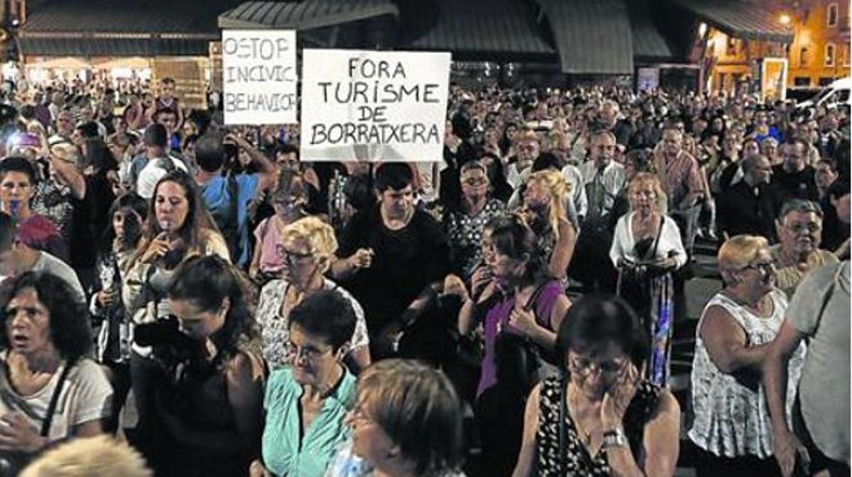 La manifestación del jueves por la noche aglutinó a vecinos de todas las edades.