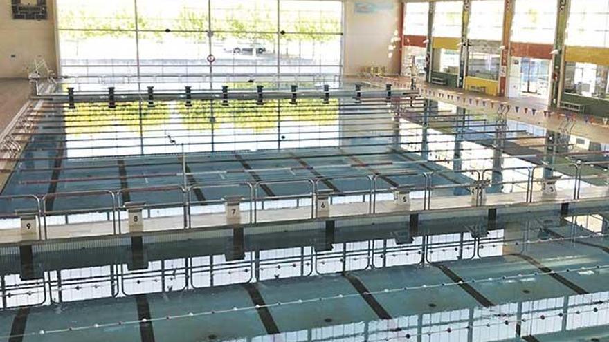 Piscina interior de Son Hugo cerrada al público, ayer.