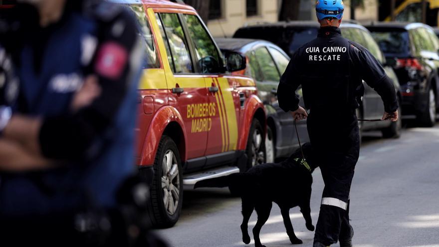Los Bomberos utilizan perros para buscar a los operarios fallecidos entre los escombros de la explosión de Madrid