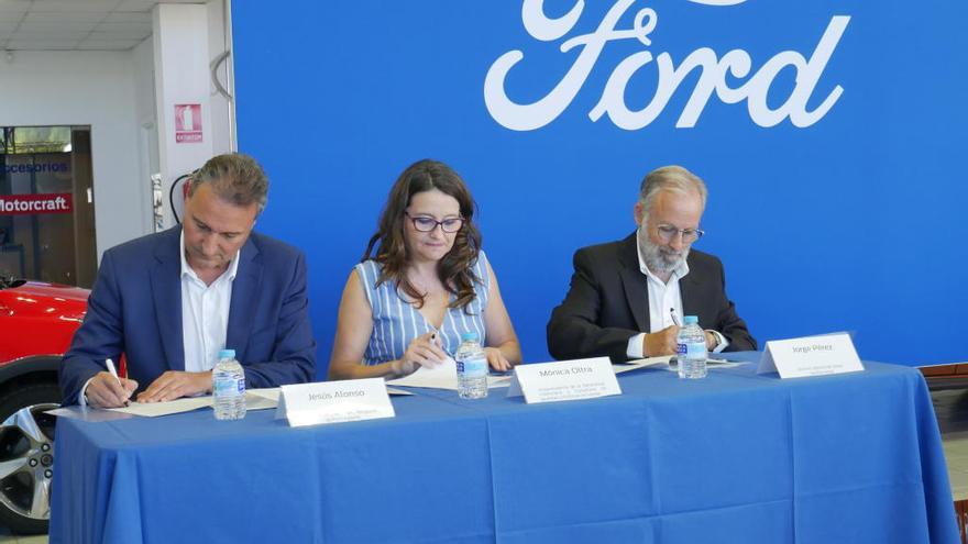 Jesús Alonso, Mónica Oltra y Jorge Pérez, ayer, en el concesionario Ford Vedat Mediterráneo