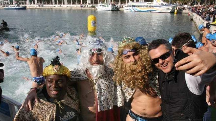 Imagen de la Travesía a Nado organizada por Brazadas Solidarias disputada ayer en el Puerto de Málaga.