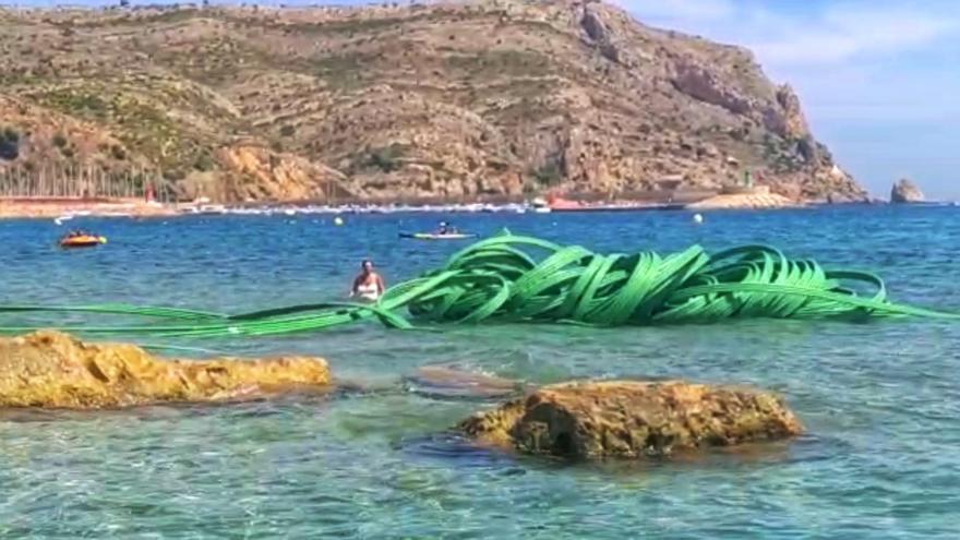 Hallan flotando en la reserva marina del cabo de Sant Antoni de Xàbia 300 metros de cableado eléctrico