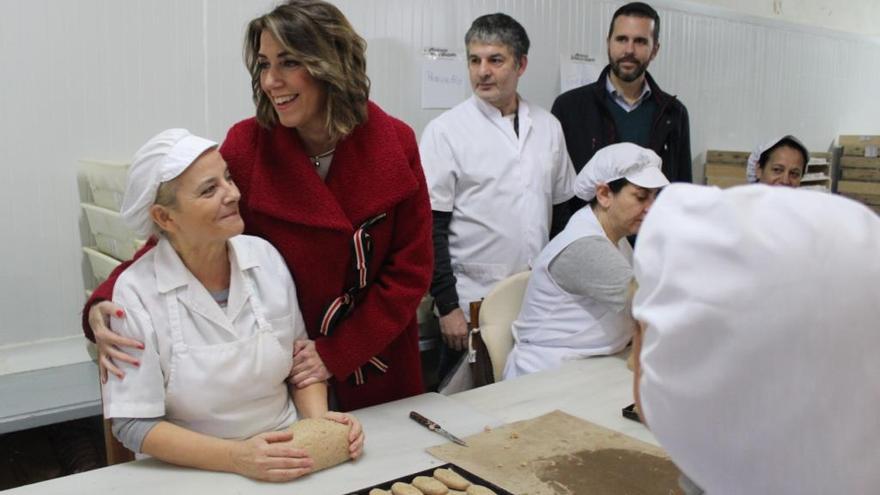 Susana Díaz durante la visita a una de las fábricas de mantecados de Antequera.