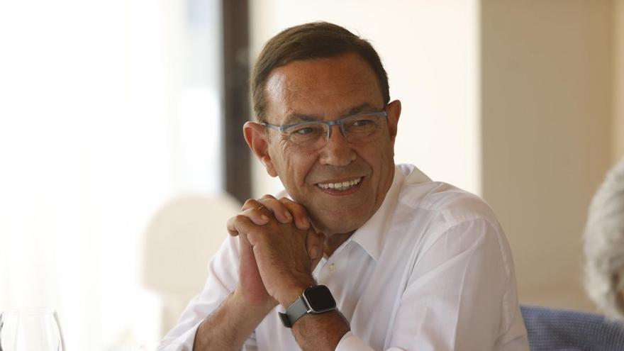 Juan Vázquez, exrector de la Universidad de Oviedo: "La economía crece por la inversión tecnológica; si pinchase, generaría una recesión en la economía mundial"
