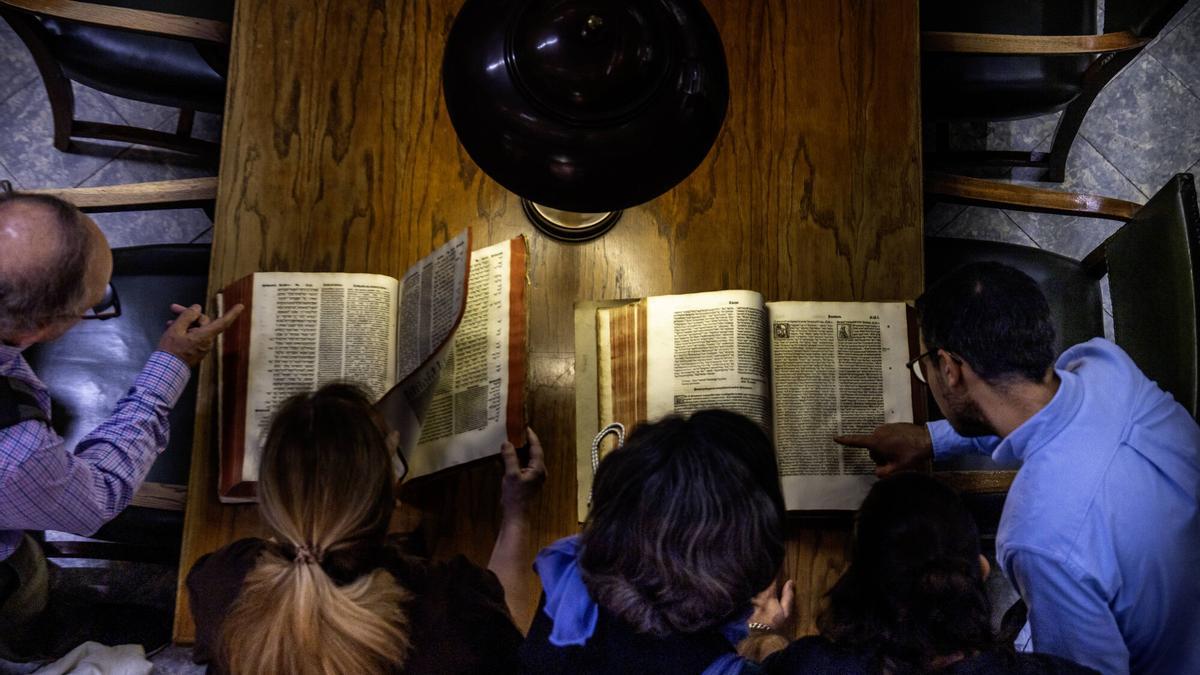 Profesores y alumnos de lenguas antiguas del Ateneu Universitari Sant Pacià examinan un ejemplar de la Biblia Políglota Complutense del cardenal Cisneros.