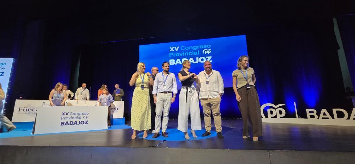 De izquierda a derecha, Elena Manzano, Abel Bautista, María Guardiola, Manuel Naharro y Gema Cortés, durante la clausura del XV Congreso Provincial del PP de Badajoz.