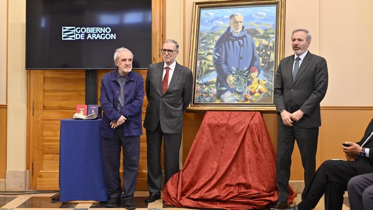 Jorge Gay, Marcelino Iglesias y Jorge Azcón, con el retrato del expresidente socialista, este miércoles en el Pignatelli.