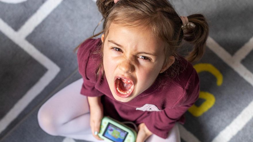 Ni enfrentarse ni gritar ante una rabieta de tu hijo: &quot;Necesita morder, patalear, pegar... Acompáñale&quot;, dice la pediatra Mar López