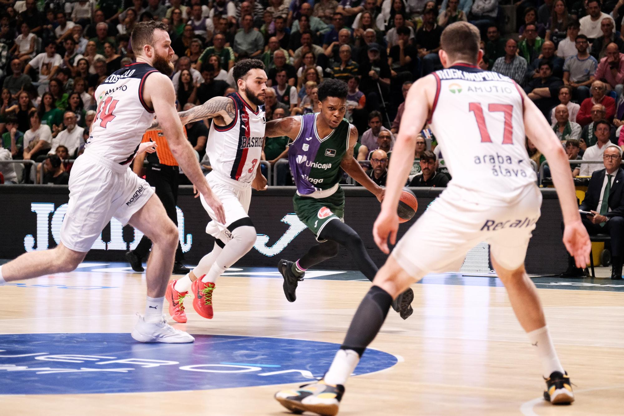 21/4/24 - Malaga - Palacio Deportes Martin Carpena.  Liga ACB Baloncesto UNICAJA vs Baskonia :  (Fotografía: Gregorio Marrero / La Opinion)
