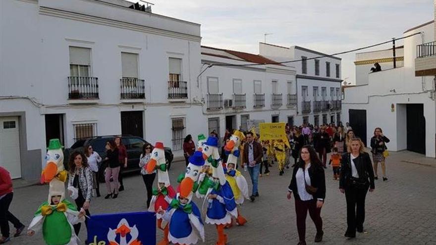 Participación masiva de pequeños en el desfile de Fuente del Maestre