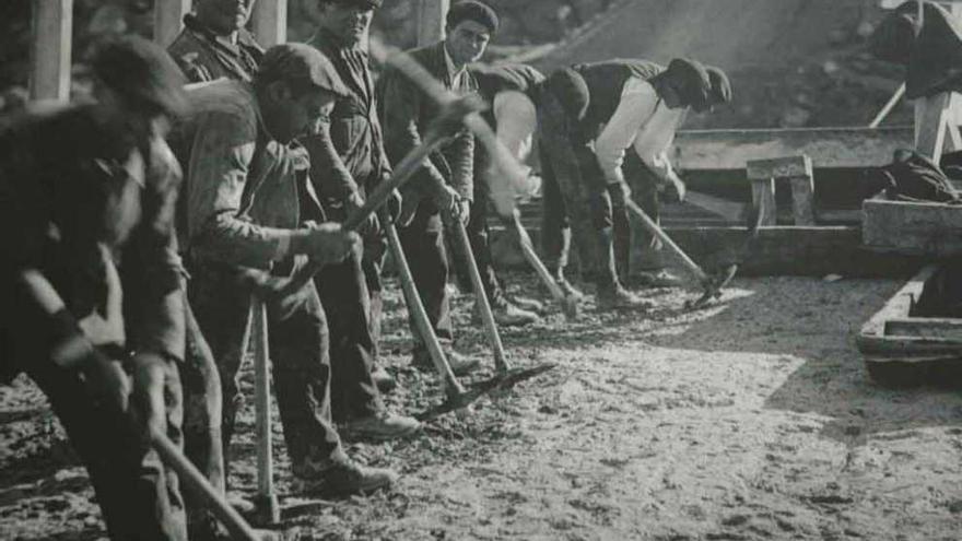 Trabajadores alistanos trabajan en la construcción de la presa de Ricobayo en 1929.