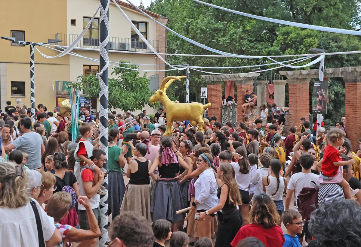 Les millors imatges de la cercavila de la Cabra d'Or, a Moià