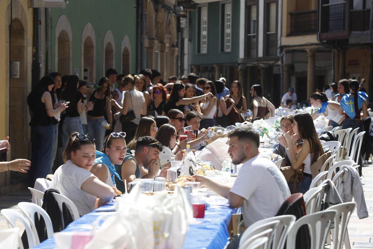 EN IMÁGENES: La multitudinaria Comida en la Calle en Avilés