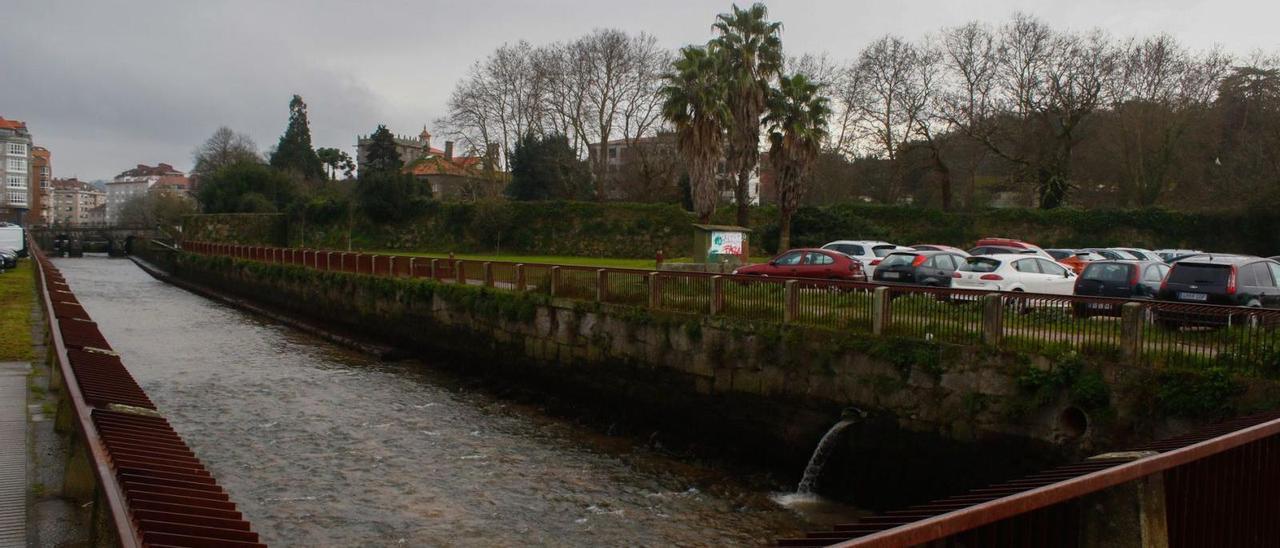 Uno de los tanques de tormentas se construirá en la parcela de la desembocadura de O Con que el Concello compró a un particular.