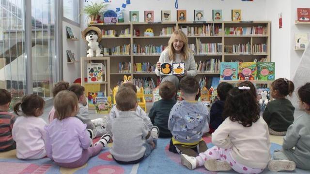 Visita de los niños de la escuela infantil a la biblioteca.