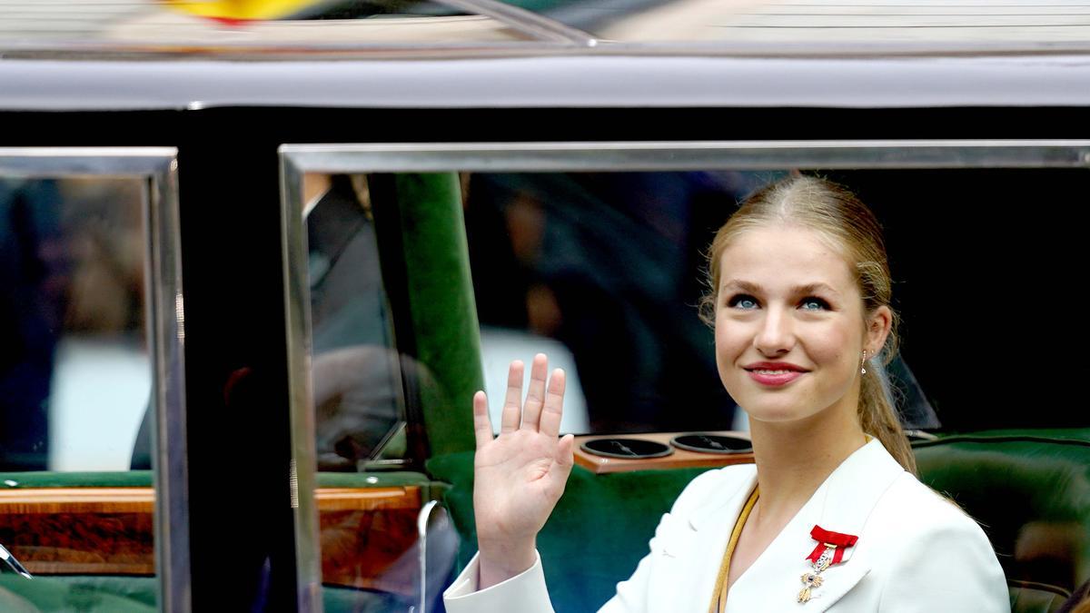 La princesa Leonor saluda a su llegada al Congreso, el pasado octubre, antes de la jura de la Constitución.