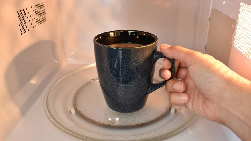 Llevas calentando mal el café en el microondas toda la vida: así tienes que hacerlo