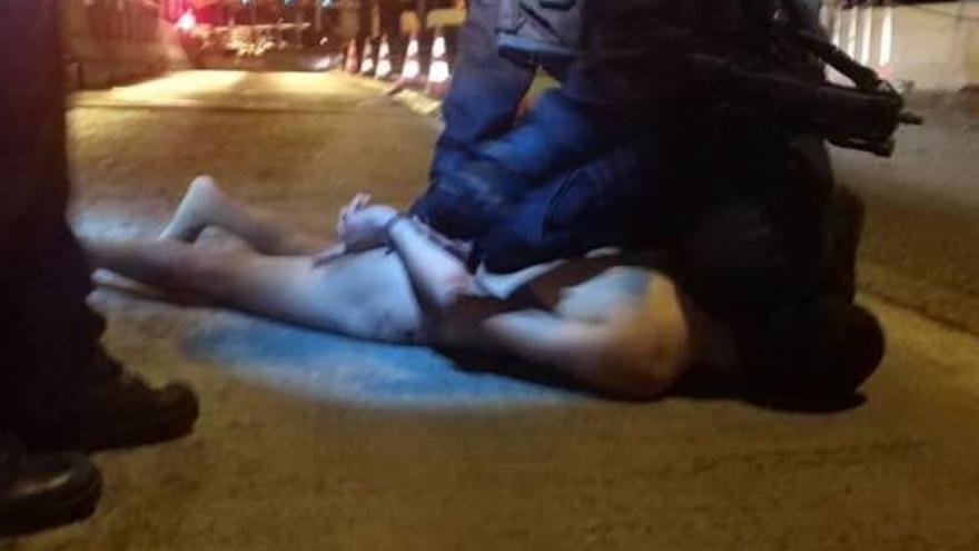 El detingut, despullat i immobilitzat per la policia, dissabte a la nit a la Jonquera.