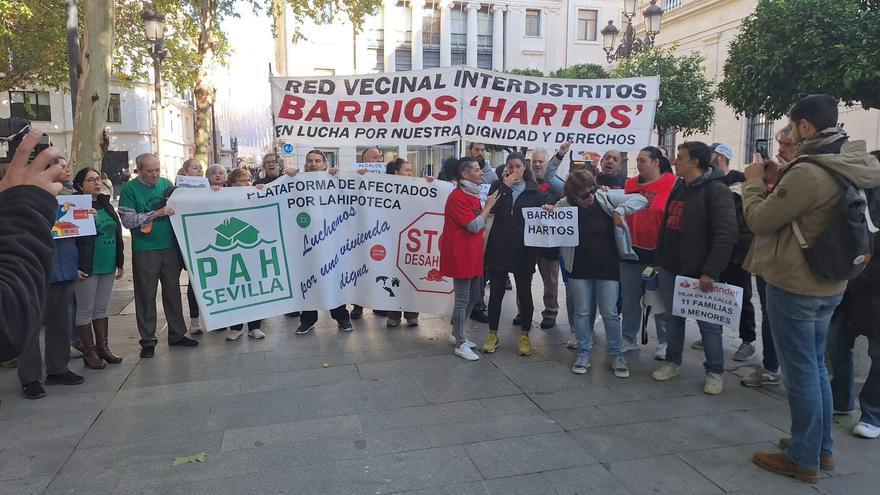 Palmete se levanta contra el desahucio de once familias con nueve menores a su cargo