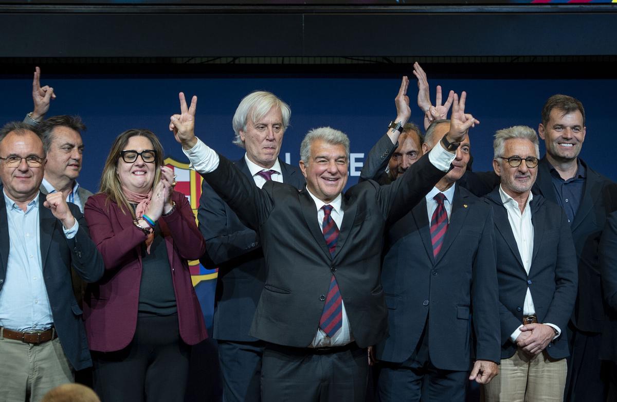 Joan Laporta levanta sus brazos junto a su junta directiva al ser reelegido de nuevo presidente del FC Barcelona.