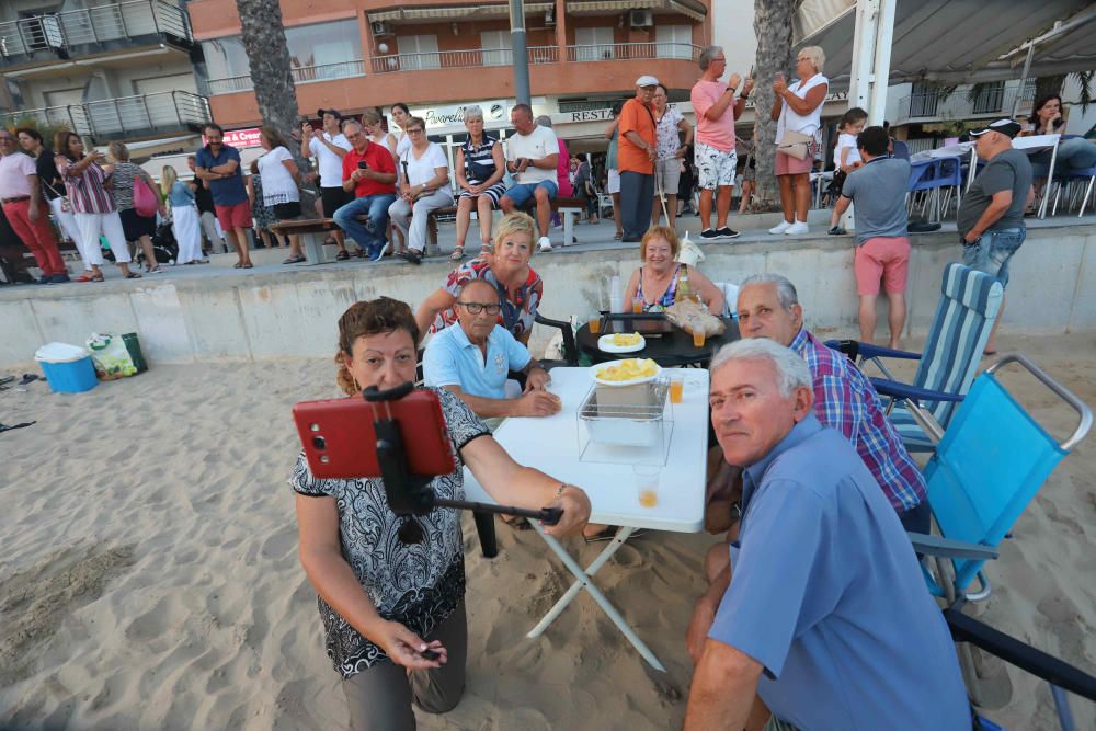 En Torrevieja el Ayuntamiento cooperó con la realización de hogueras mientras que los ayuntamientos de Pilar y Guardamar las prohibieron