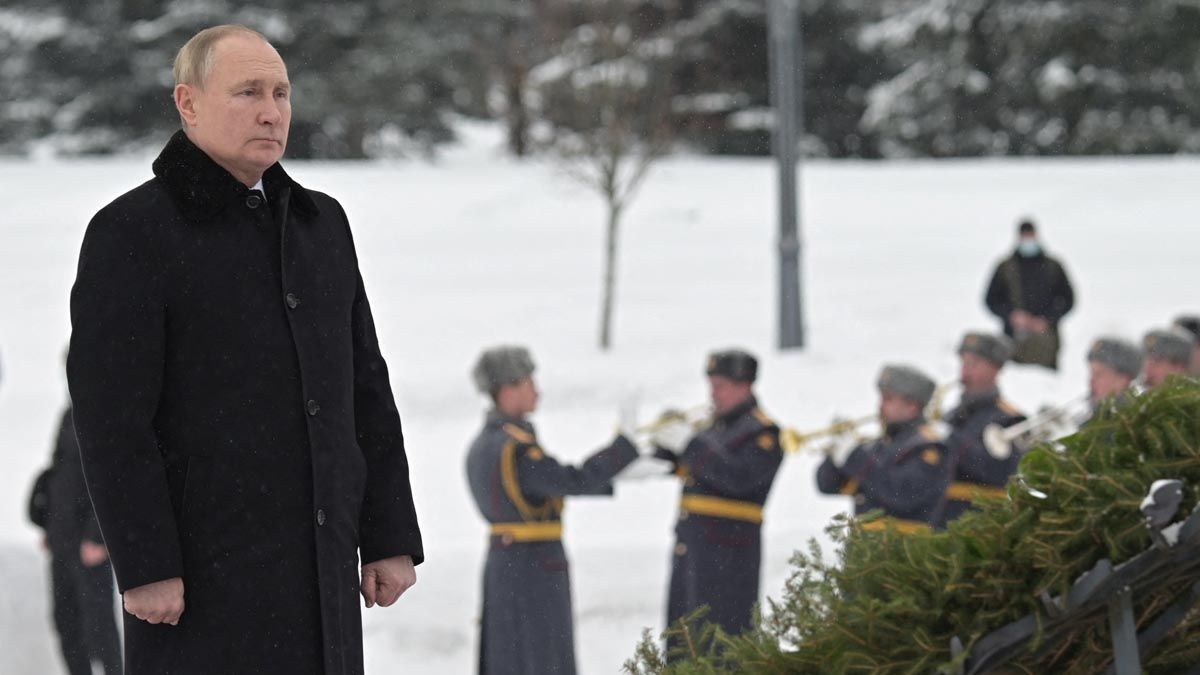 El presidente ruso, Vladimir Putin, asiste a una ceremonia de colocación de flores que conmemora el 78º aniversario del levantamiento del asedio de Leningrado durante la Segunda Guerra Mundial.