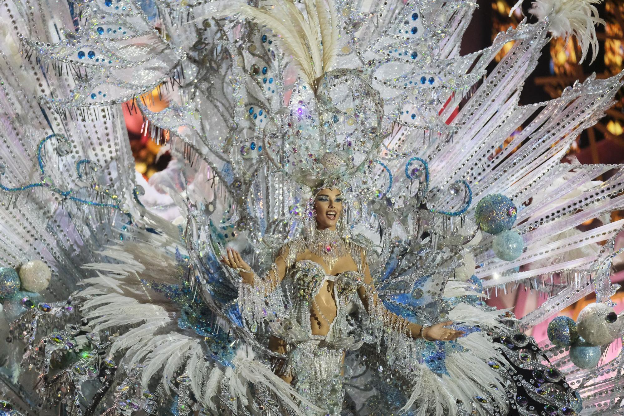 Ayuntamiento de la Vega de San Mateo presenta a Andrea Franco Herrera con la fantasía ‘La perla’ diseñada por Juan Carlos Armas