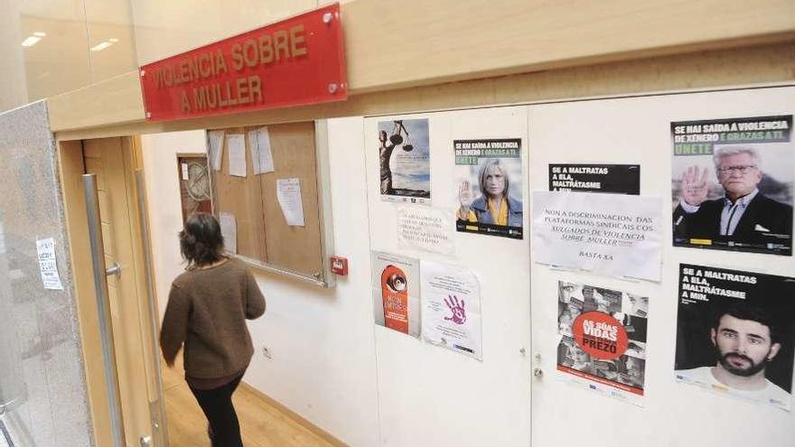 Una mujer entra en el Juzgado de Violencia sobre la Mujer.