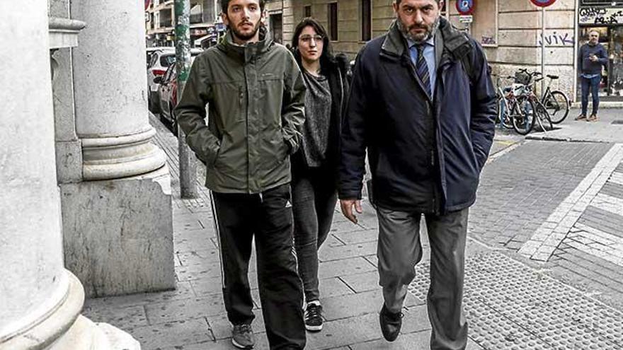 Los dos jóvenes de Arran y su abogado Josep de Luis.