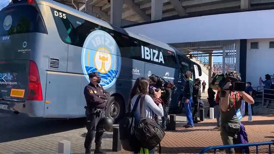 La UD Ibiza llega al Estadio Nuevo Vivero en medio de una marea celeste