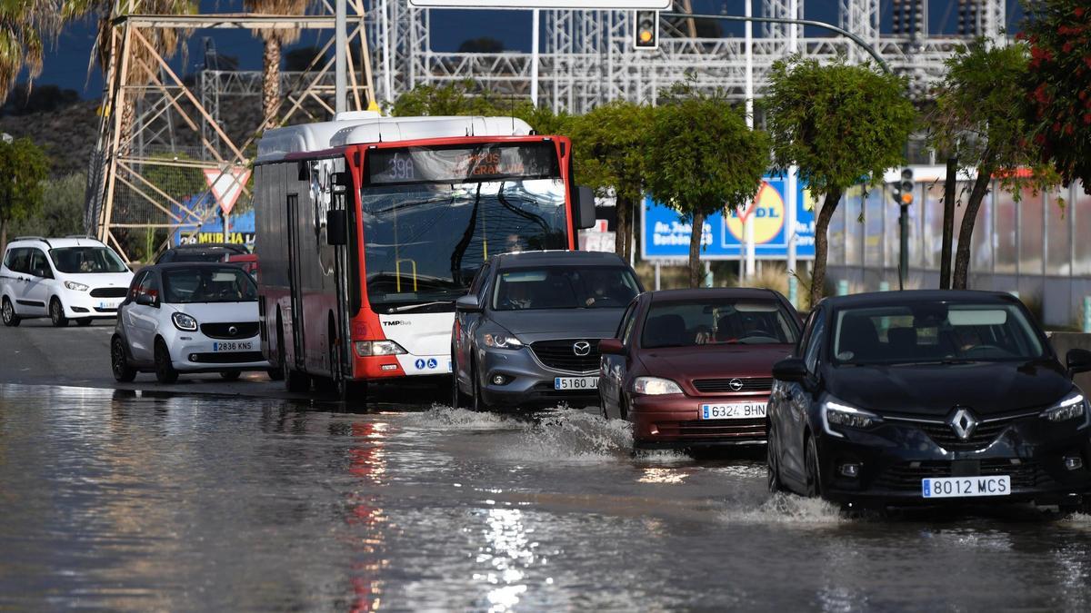 Tráfico en Murcia tras la tromba de agua caída este viernes por la tarde