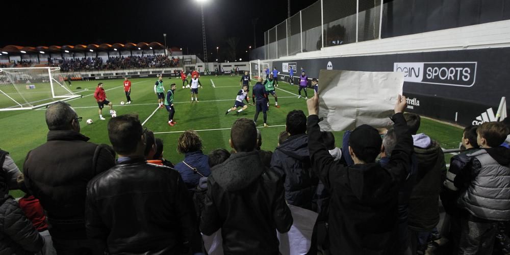 La afición del Valencia invade el Puchades