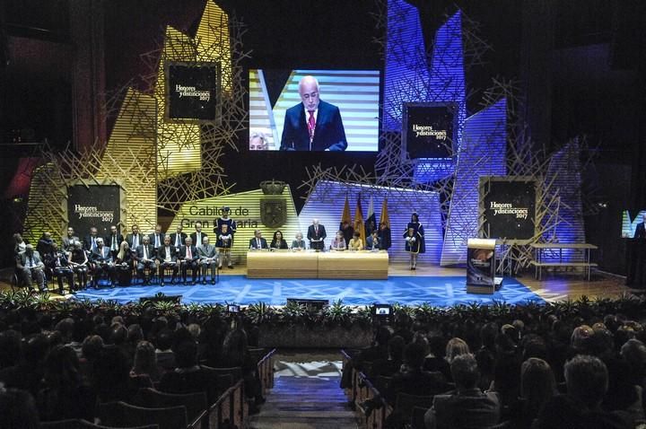 ENTREGA DE HONORES Y DISTINCIONES DEL CABILDO DE ...