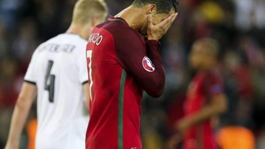 Cristiano Ronaldo se lamenta tras fallar el penalti.