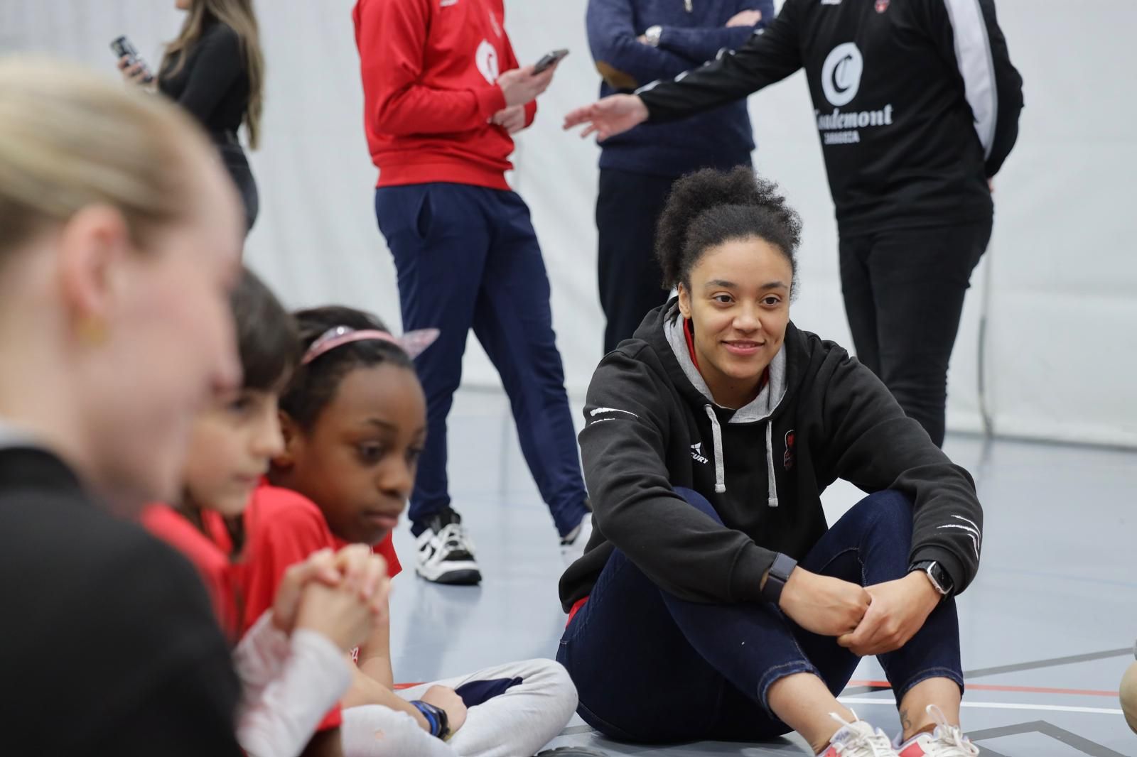 En imágenes | Visita del Casademont Zaragoza al Colegio Tenerías