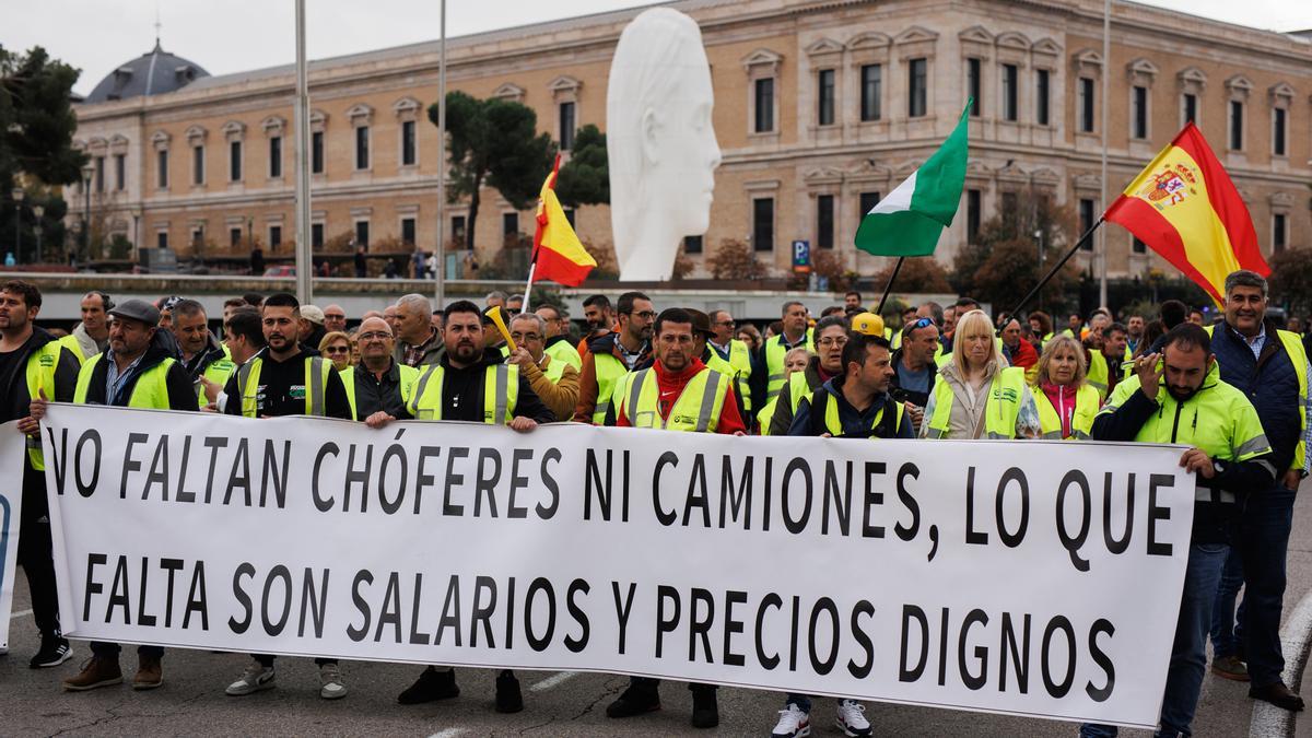 Algunos de los transportistas de la manifestación ayer en Madrid.