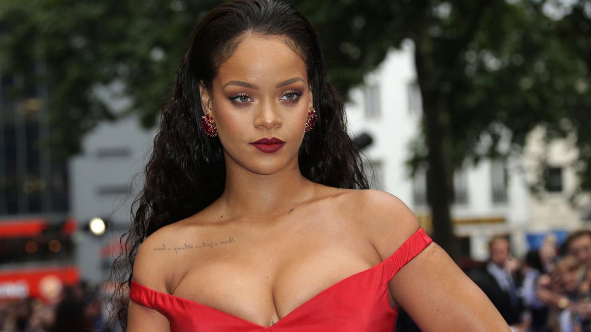 Rihanna sorprende con el escote de su vestido rojo de Giambattista Valli