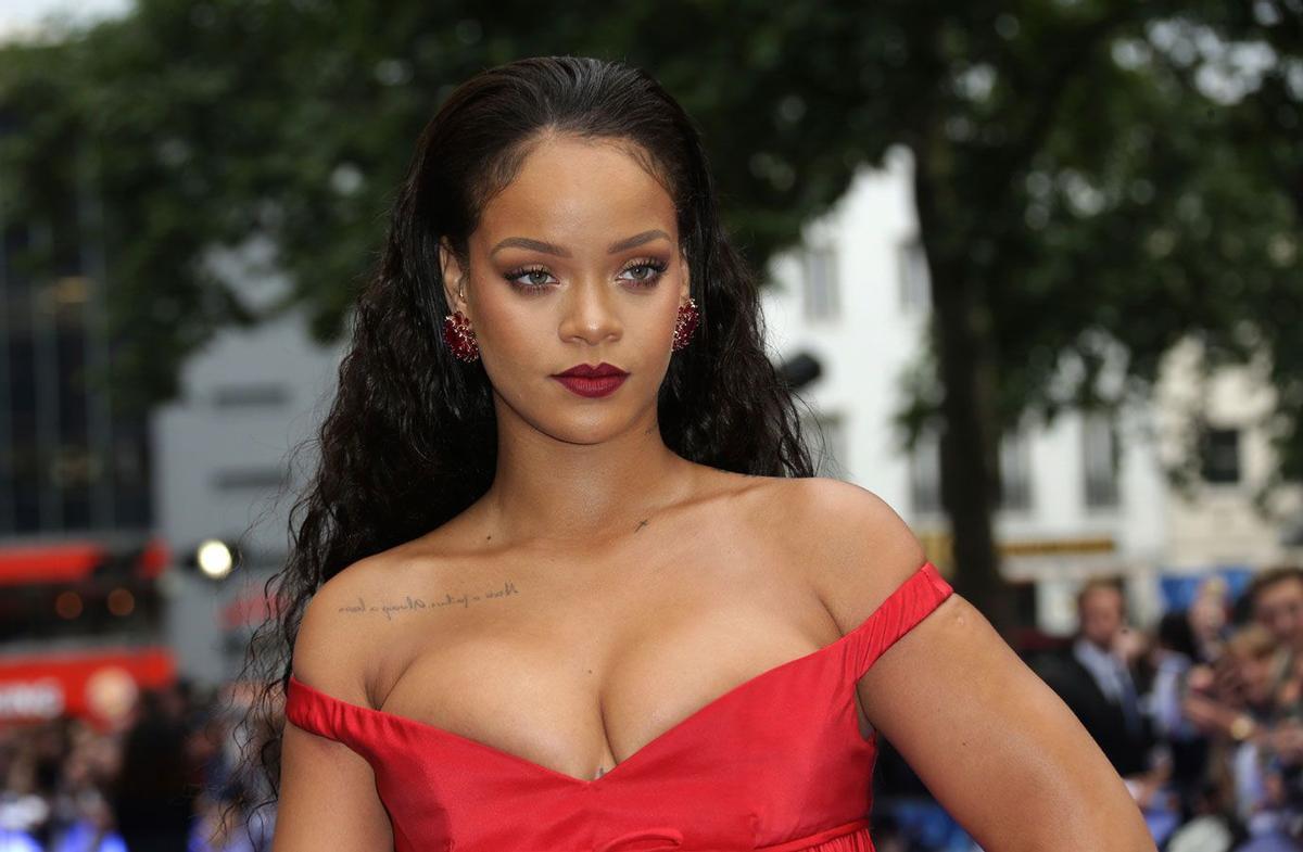 Rihanna sorprende con el escote de su vestido rojo de Giambattista Valli